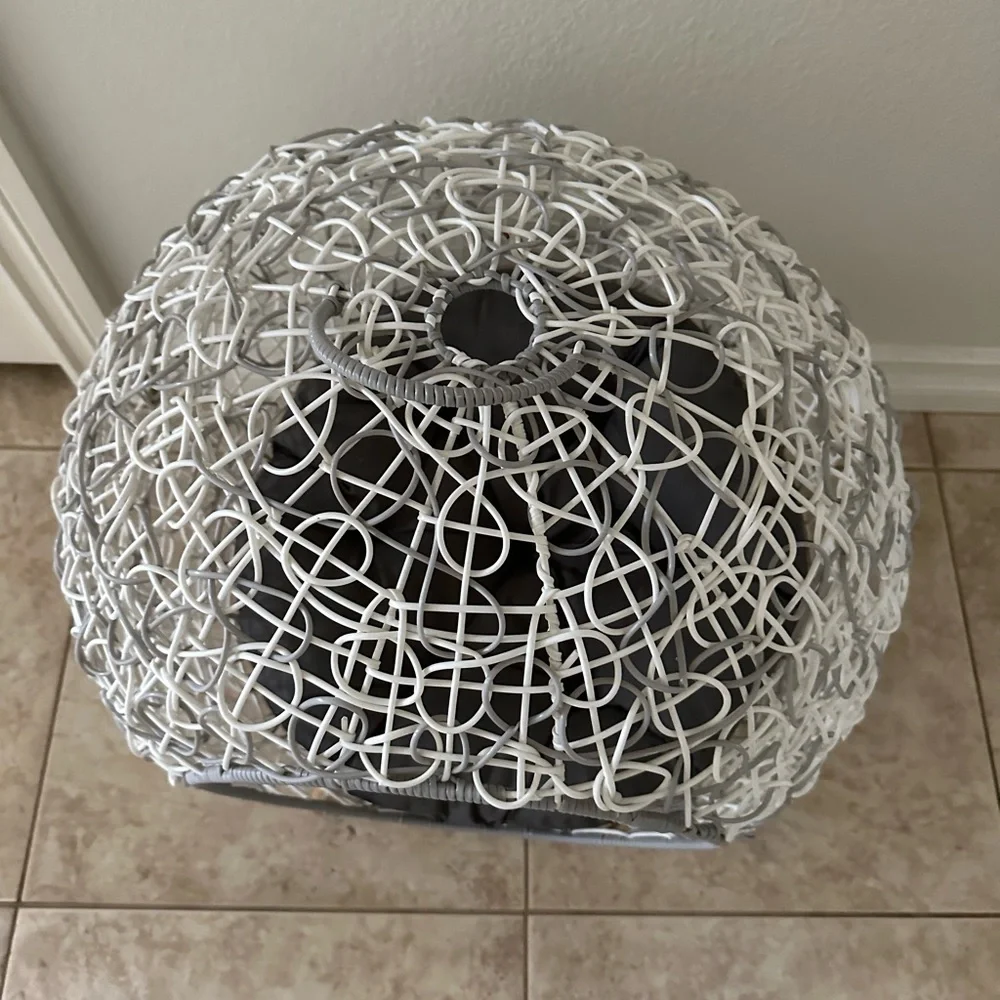 Pet bed - cool design never used
